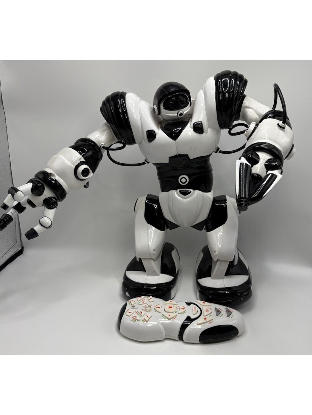 VTG WowWee Robosapien Humanoid Toy Robot 14" 2004 With Remote Control Working